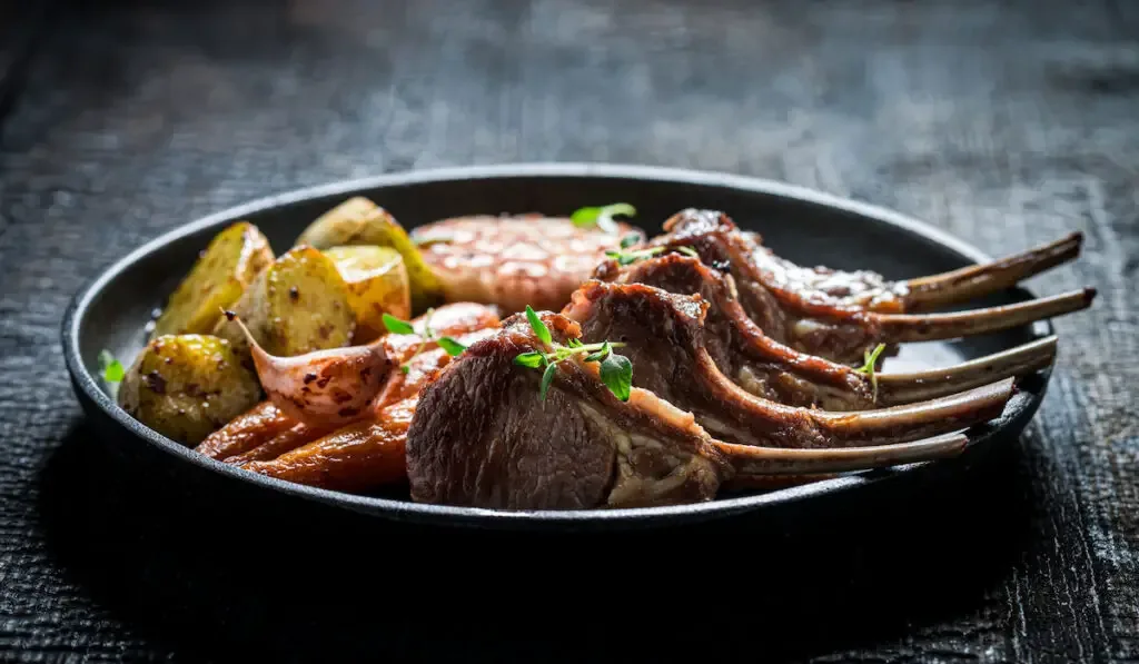 roasted ribs of lamb with garlic and veggies